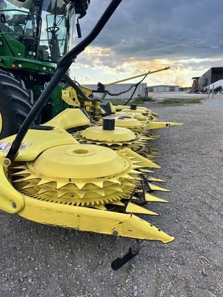 2022 John Deere 772 Equipment Image0