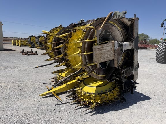 2022 John Deere 772 Equipment Image0