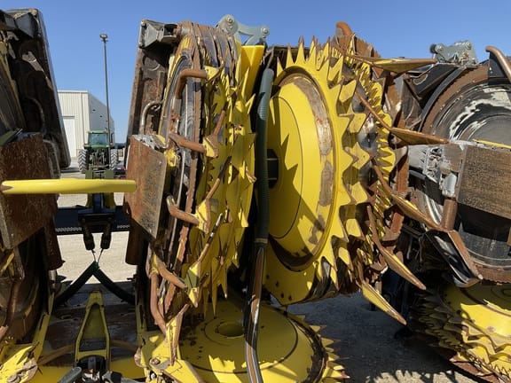 2022 John Deere 772 Equipment Image0