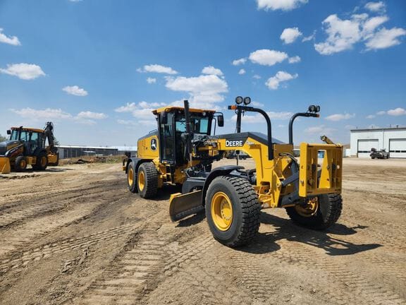 2022 John Deere 772G Equipment Image0