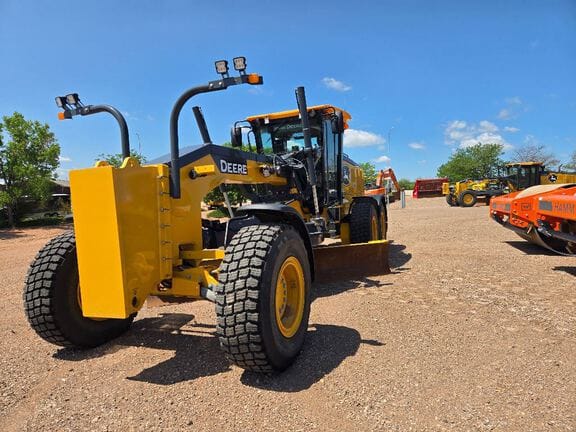 2022 John Deere 772G Equipment Image0