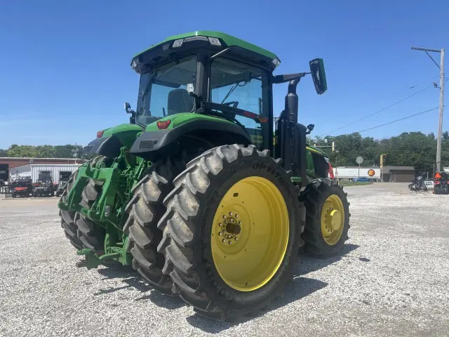 Image of John Deere 7R 210 equipment image 2