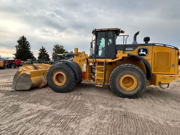 Image of John Deere 824L equipment image 1