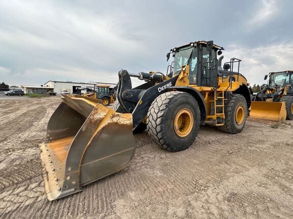 2022 John Deere 824L Equipment Image0
