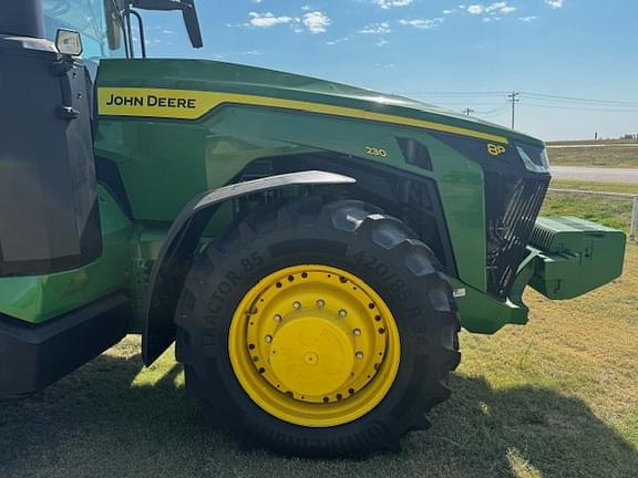 Image of John Deere 8R 230 equipment image 4