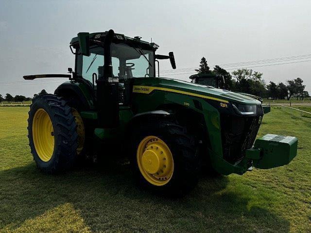 Image of John Deere 8R 230 equipment image 4