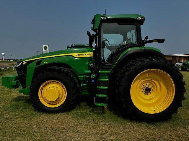 Image of John Deere 8R 230 equipment image 1