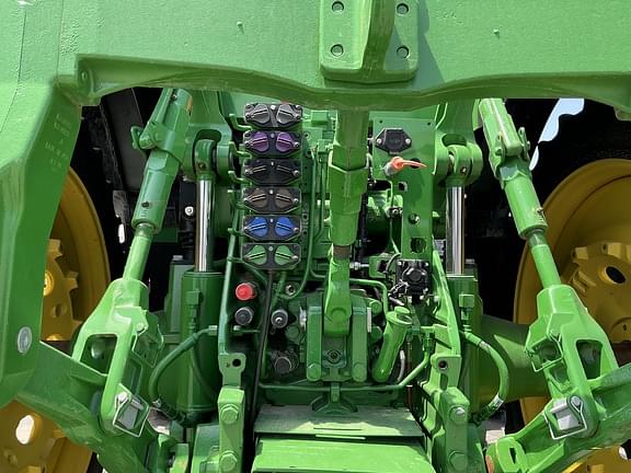 Image of John Deere 8R 230 equipment image 4