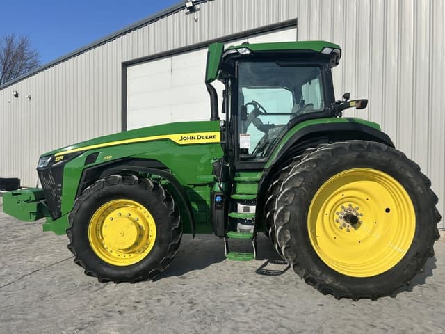 Image of John Deere 8R 230 equipment image 2