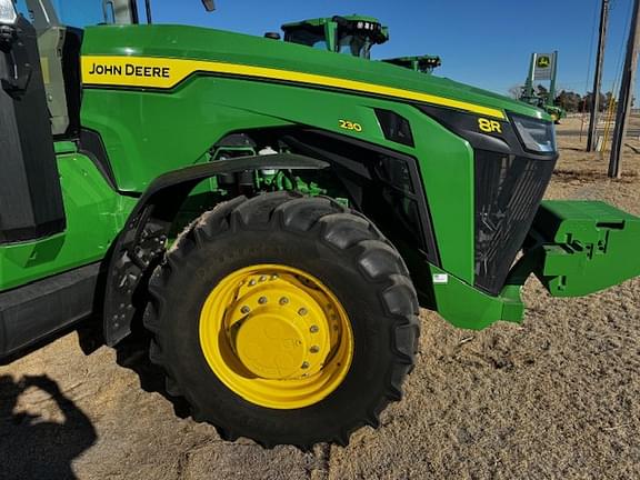 Image of John Deere 8R 230 equipment image 3