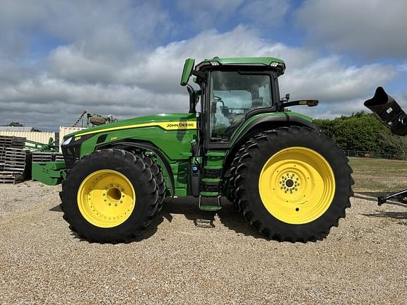 Image of John Deere 8R 230 equipment image 1