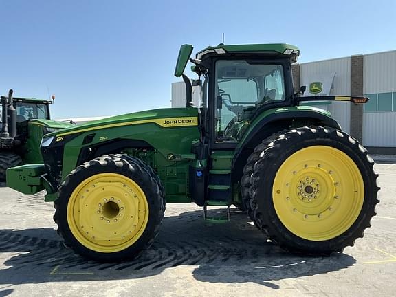 Image of John Deere 8R 230 equipment image 1
