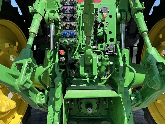 Image of John Deere 8R 230 equipment image 4