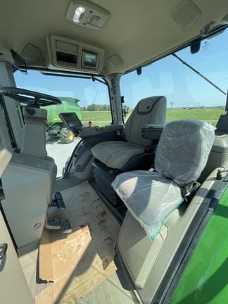 Image of John Deere 8R 230 equipment image 4