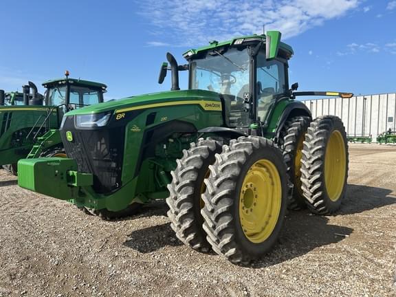 Image of John Deere 8R 230 equipment image 4