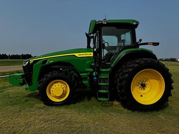 Image of John Deere 8R 230 equipment image 2