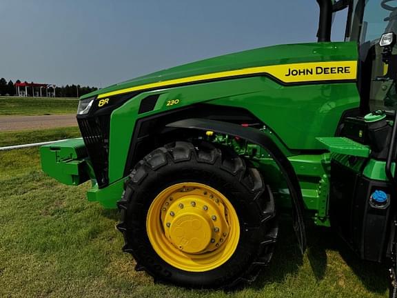 Image of John Deere 8R 230 equipment image 3