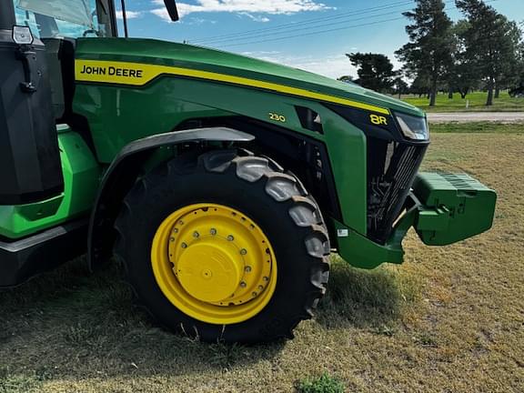 Image of John Deere 8R 230 equipment image 4