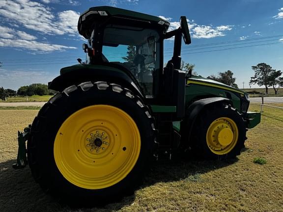 Image of John Deere 8R 230 equipment image 2