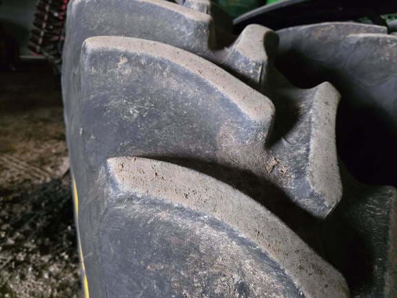 Image of John Deere 8R 230 equipment image 4