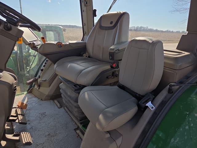 Image of John Deere 8R 230 equipment image 2