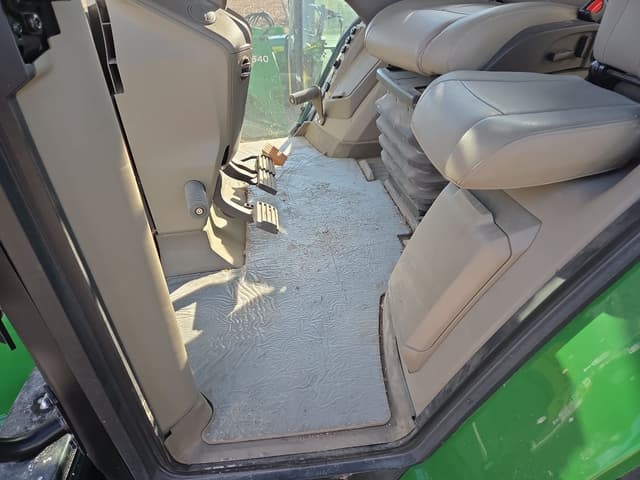 Image of John Deere 8R 230 equipment image 3