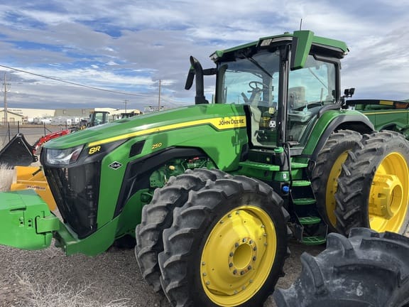 2022 John Deere 8R 250 Equipment Image0