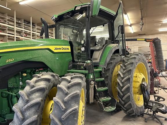 Image of John Deere 8R 250 equipment image 4