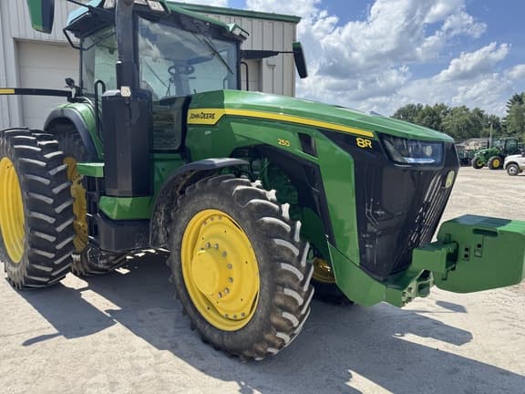 Image of John Deere 8R 250 equipment image 2