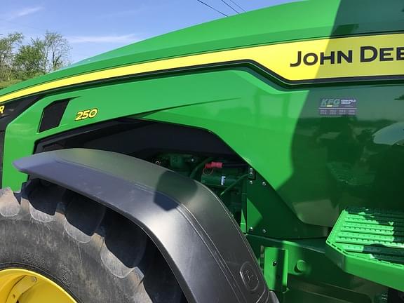 Image of John Deere 8R 250 equipment image 2