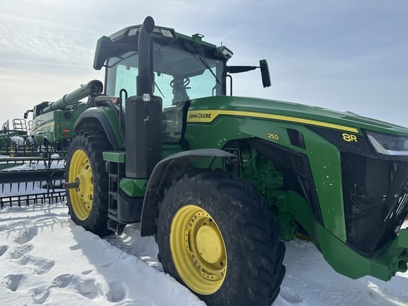 2022 John Deere 8R 250 Equipment Image0