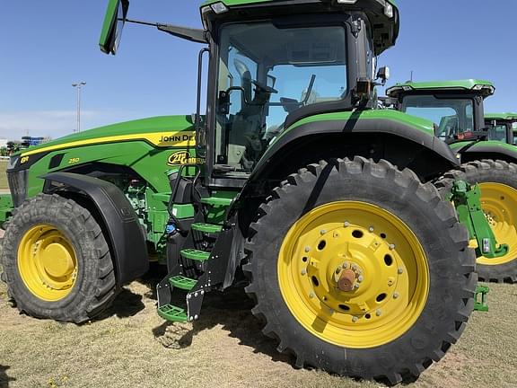 Image of John Deere 8R 250 equipment image 2