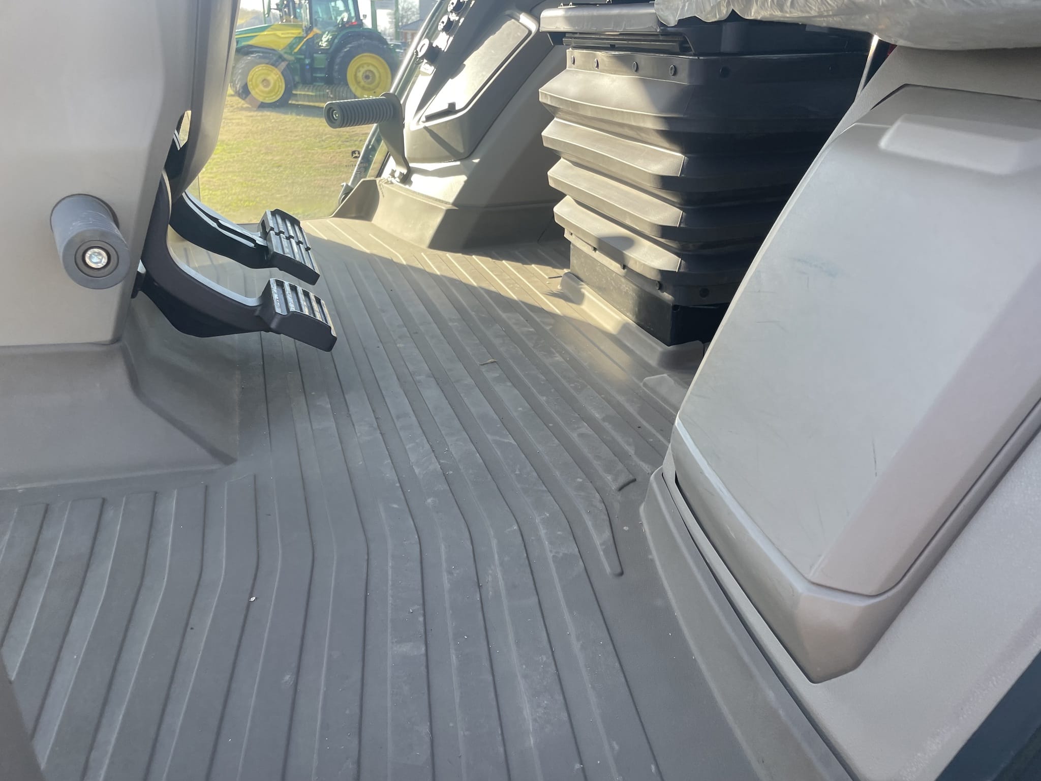 2022 John Deere 8R 310 Equipment Image0