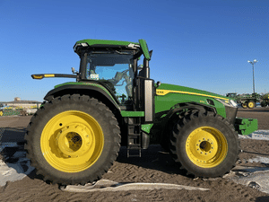 2022 John Deere 8R 370 Image