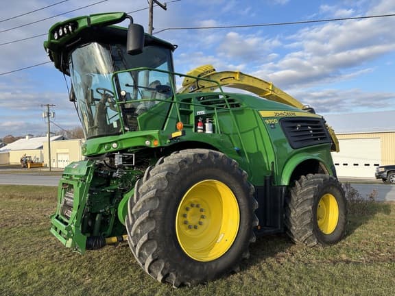 Image of John Deere 9700 equipment image 1