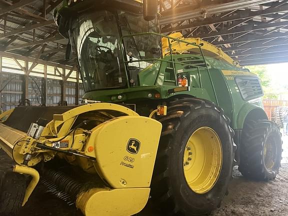 Image of John Deere 9700 equipment image 1