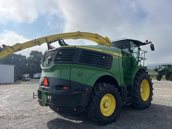 Image of John Deere 9700 equipment image 1