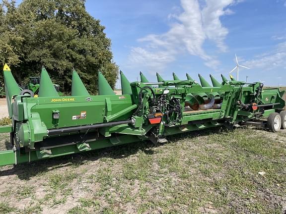 Image of John Deere C12F equipment image 3