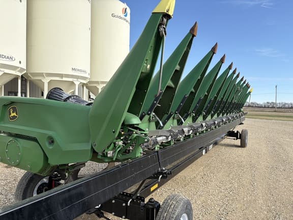 Image of John Deere C12F equipment image 4