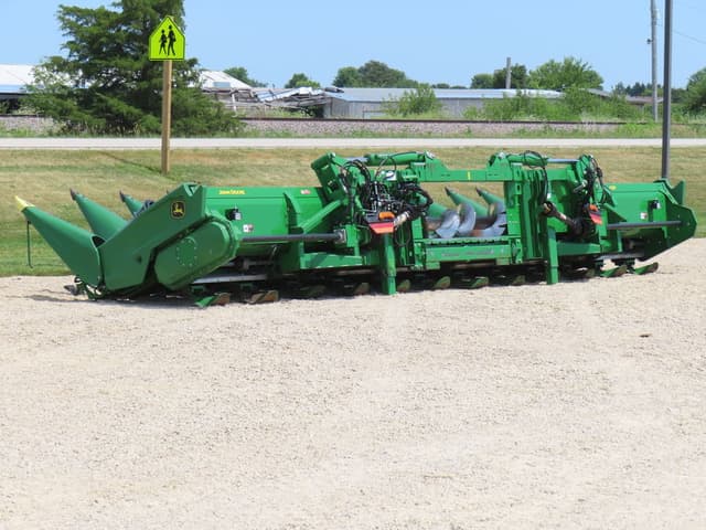 Image of John Deere C12F equipment image 3