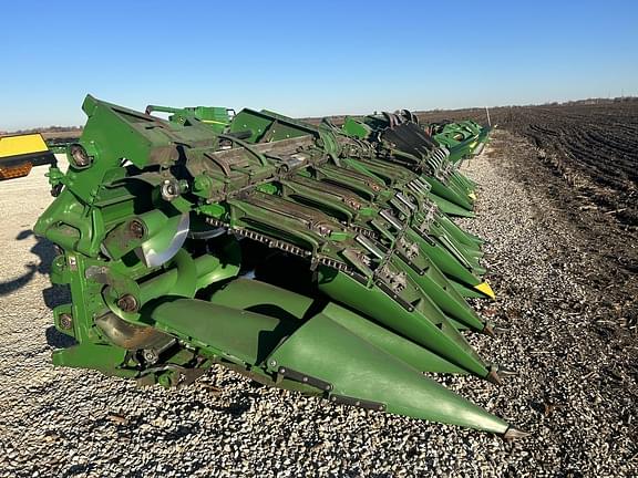 Image of John Deere C12F equipment image 3