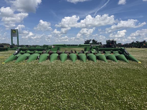 Image of John Deere C12F equipment image 3