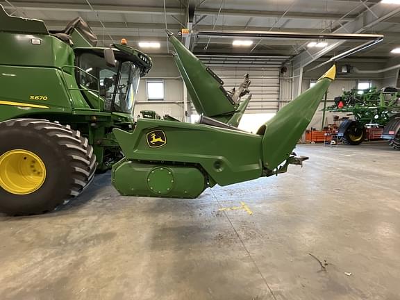 Image of John Deere C12F equipment image 3