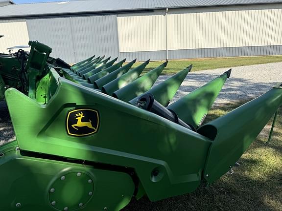 Image of John Deere C12F equipment image 1