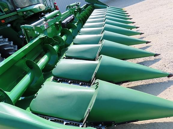 Image of John Deere C12F equipment image 3