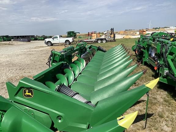 Image of John Deere C12F equipment image 1