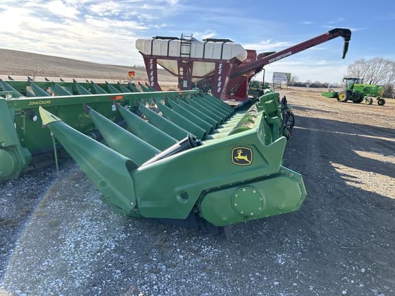 Image of John Deere C12F equipment image 3