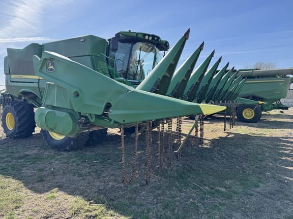 Image of John Deere C12F equipment image 3