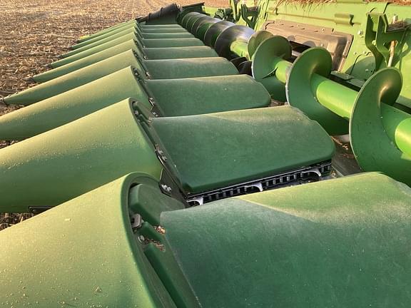 Image of John Deere C12F equipment image 3