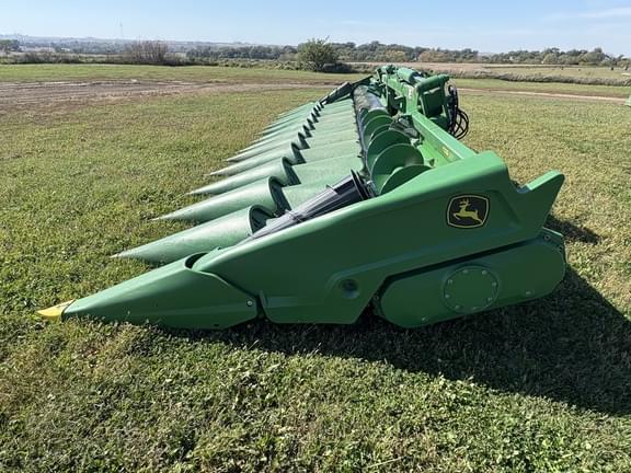 Image of John Deere C12F equipment image 4